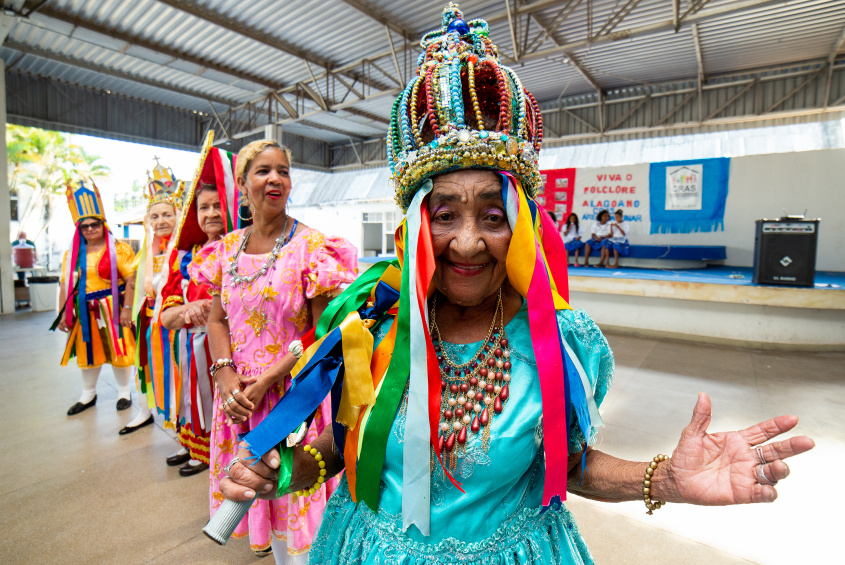 Dona Biu do Pandeiro é apaixonada pela cultura e faz parte do grupo de idosas do Cras Área Lagunar. Foto: Juliete Santos/Secom Maceió