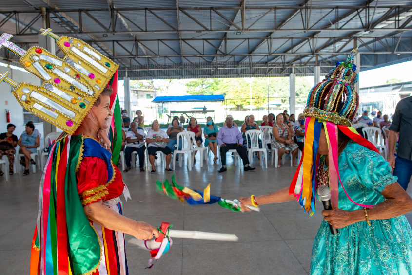 Dona Biu do Pandeiro e dona Frutuosa Vasconcelos dançando Guerreiro. Foto: Juliete Santos/Secom Maceió