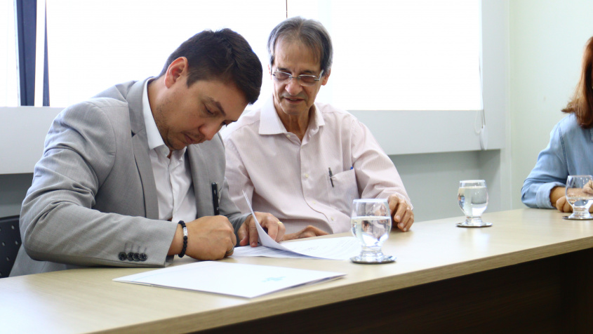 Secretário de Educação, José Neto, assinando o contrato. Foto: Daniel Marinho/Ascom Semed