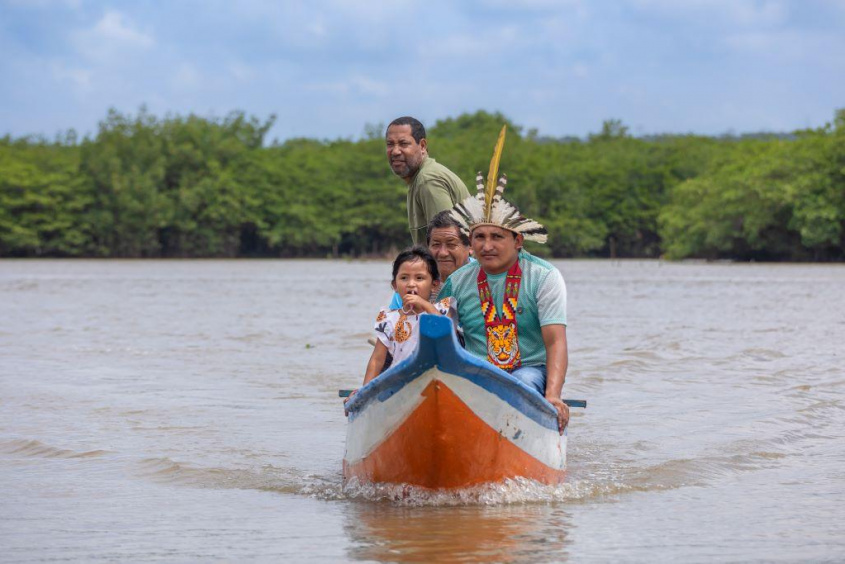 No remo da canoa, Baiano (camisa verde) mostra pontos de pesca aos Warao. Foto: Itawi Albuquerque/Secom Maceió