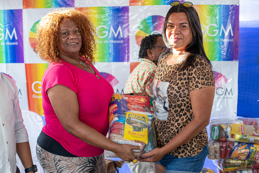 Drika Santos recebeu a cesta básica das mãos de Fabíola Silva. Foto: Célio Júnior/Secom Maceió