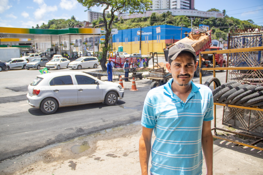 Morador revelou que pavimentação vai melhorar a segurança de quem trafega na região. Foto: Júnior Bertoldo/Secom Maceió