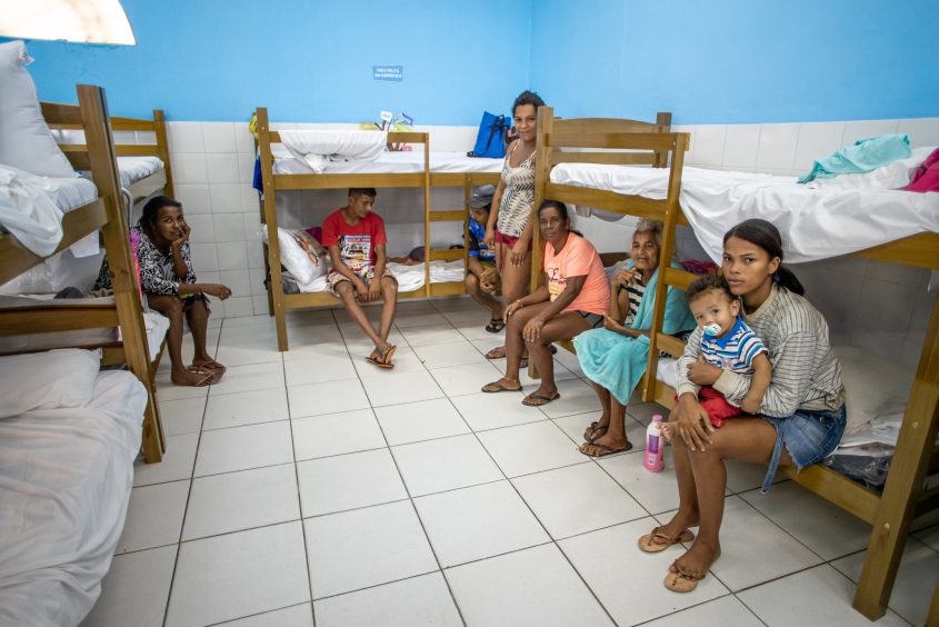 Jacyara da Silva e sua família em um dos quartos do abrigo. Foto: Célio Júnior/Secom Maceió