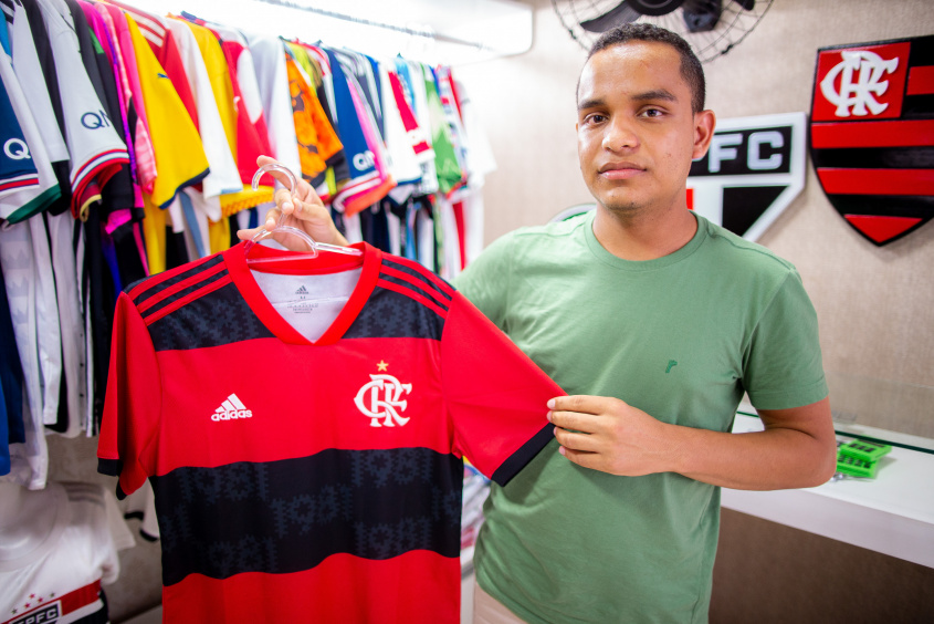Loja no Shopping Popular é especializada na venda de camisas esportivas nacionais e internacionais (Foto: Alisson Frazão/Secom Maceió)