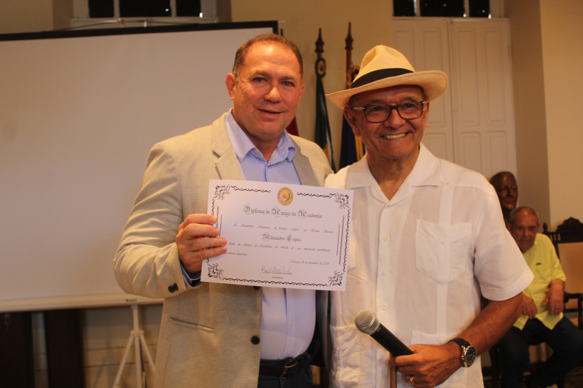 Entrega do Diploma Amigo da Academia ao subsecretário da Receita Municipal, Alexandre Albuquerque (à esq.). Foto: Guilherme Honório (estagiário/ Ascom Sefaz
