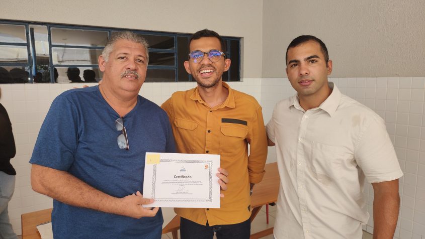 Os secretários Carlos Jorge e Moacir Teófilo entregaram os certificados aos motoristas da Semas. Foto: Vanessa Napoleão/Ascom Semas