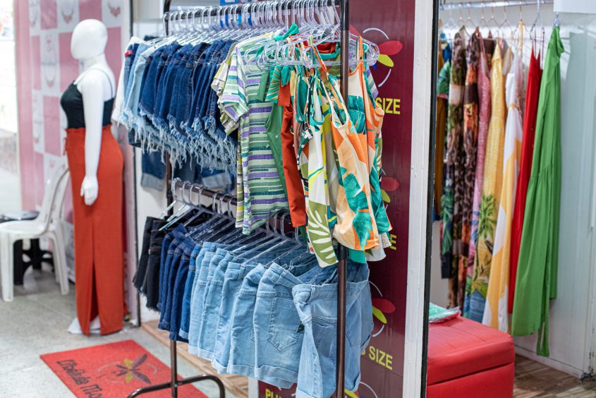É possível encontrar diversos produtos, entre vestuário, acessórios e importados no Shopping Popular. Célio Junior / Secom Maceió