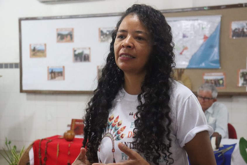 Coordenadora do Núcleo de Diversidade Étnico-Racial (NEDER), Ednilza Cabral. Foto: Pâmela de Oliveira (estagiária)/Ascom Semed