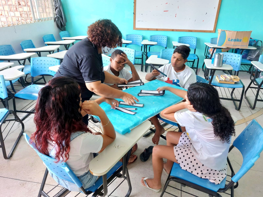 Educadora social, Maria das Graças, apresentou o assunto aos adolescentes do Serviço de Convivência. Foto: Cras Área Lagunar.