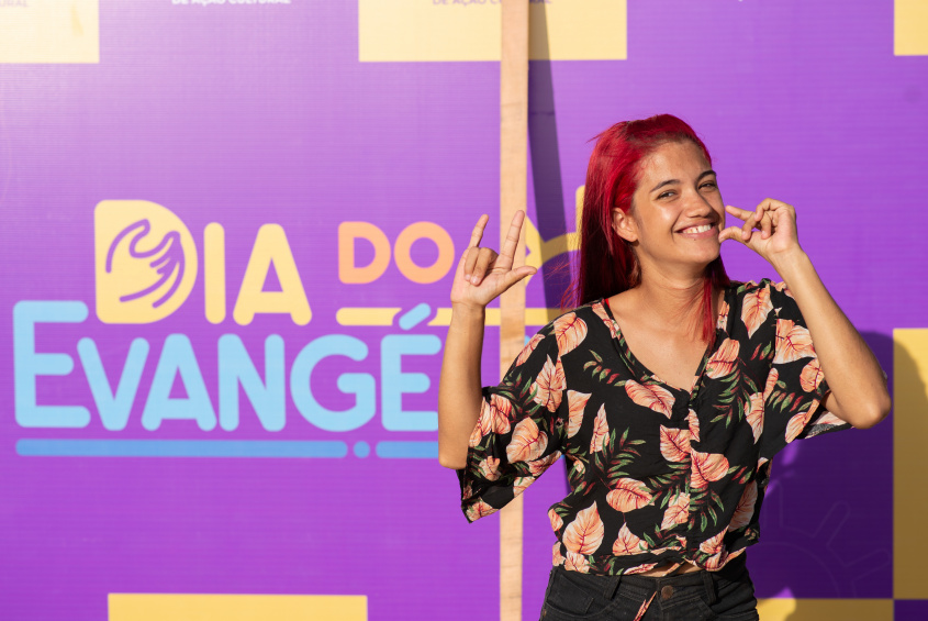 Juliana Nascimento, fazendo o nome Amo Maceió a língua de sinais. Foto: Juliete Santos / Secom Maceió
