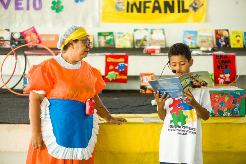Jamerson Kauê read a book and participated in the activity.  Photo: Gabriel Morera / Secam Macio
