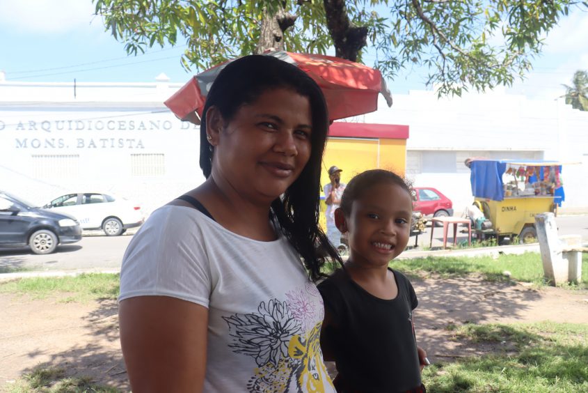 Vendedora Diana dos Santos e a filha Ruth Beatriz. Foto: Jamerson Soares (estagiário)/Ascom Semed