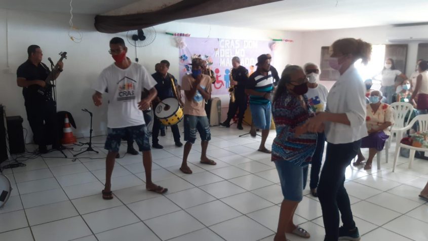 Idosos se divertem ao som da banda de música da Guarda Municipal de Maceió. Foto: Cras Dom Adelmo Machado.