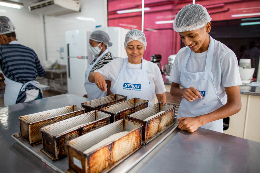 Alunos estão aprendendo a fazer a fazer pães,  bolos, biscoitos e bolachas. Foto: Alisson Frazão/Ascom Semas