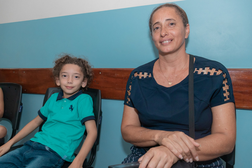 Aurilene Duarte e o filho, Davi Carlos no atendimento oftalmológico. Foto: Victor Vercant/Ascom SMS
