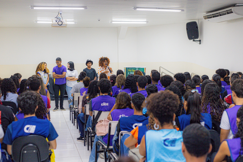 No auditório lotado, público era formado por adolescentes e jovens. Foto: Caroline Cordeiro/ Ascom Semed