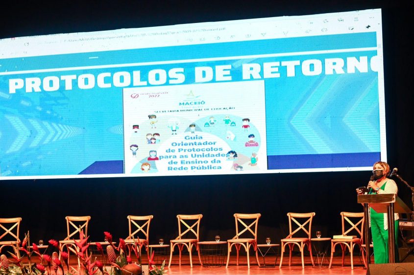 Tânia Almeida, diretora Geral de Educação da Semed, falou sobre o documento durante a abertura da Semana Pedagógica de 2022. Foto: Pedro Farias/Ascom Semed