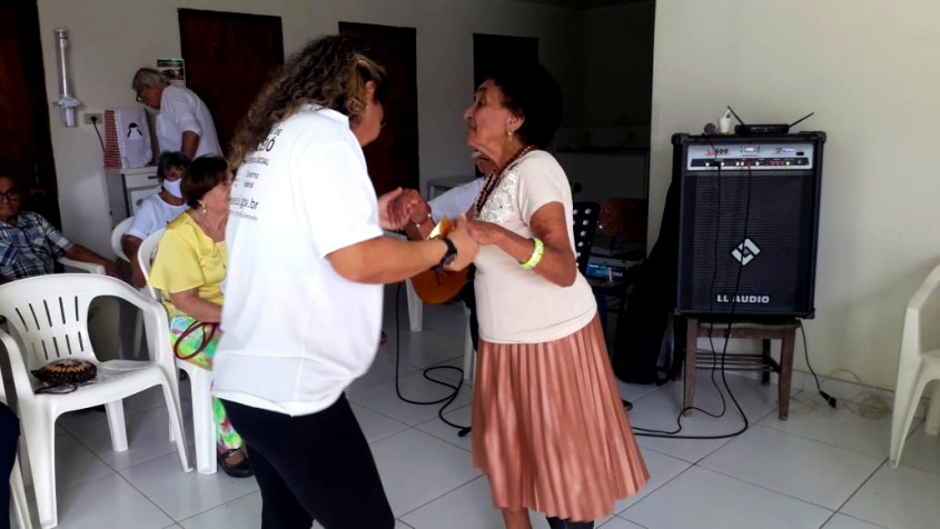 Idosas puderam dançar e cantar ao som de Acacy, músico da terceira idade. Foto: Cras Área Lagunar