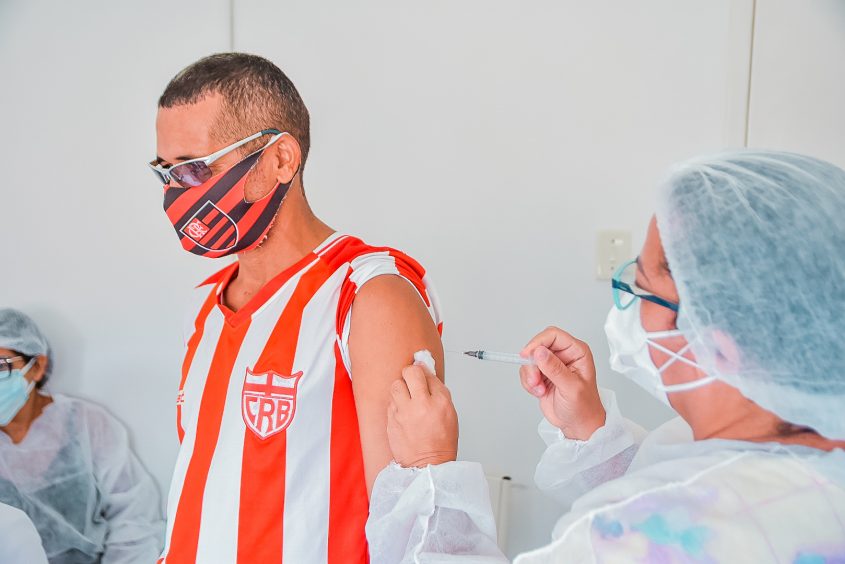 Roberto Saantana tomou vacina contra a Covid-19. Foto: Bruno Wesley/Ascom SMS