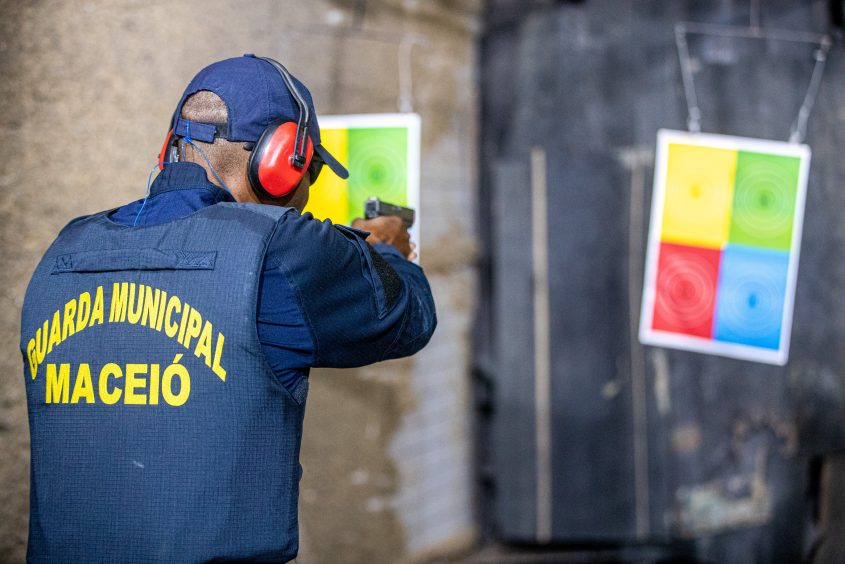 Os guardas municipais tiveram aulas práticas e teóricas seguindo a matriz curricular da SENASP. Foto: Célio Júnior / Secom Maceió
