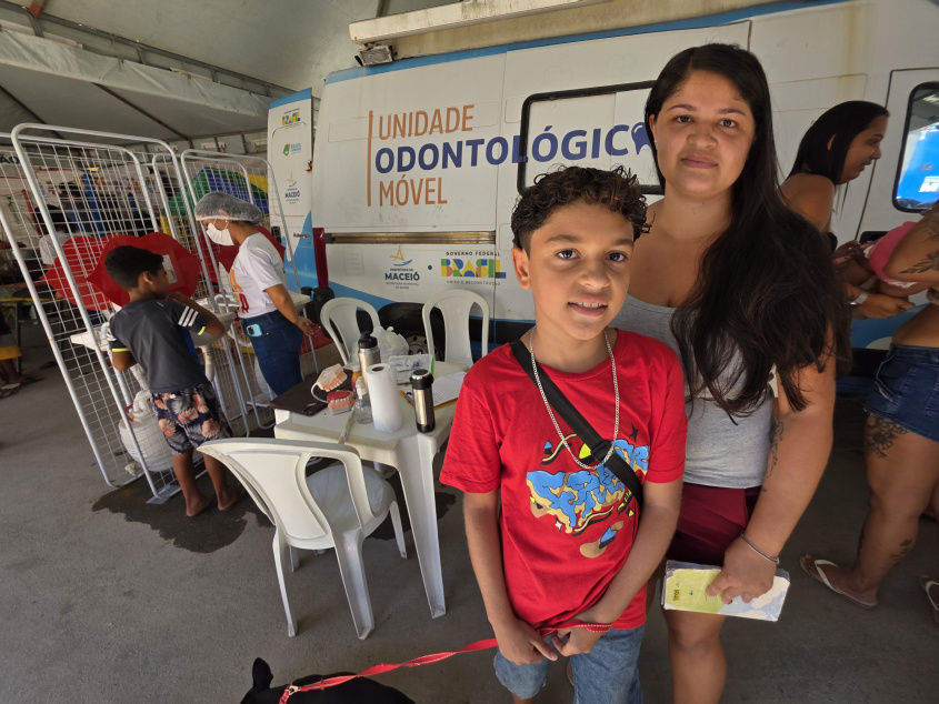 Debora Cavalcante, 30 anos, e seu filho Davi, 10, aproveitaram os serviços. Foto: Beto Macário/Secom Maceió anos