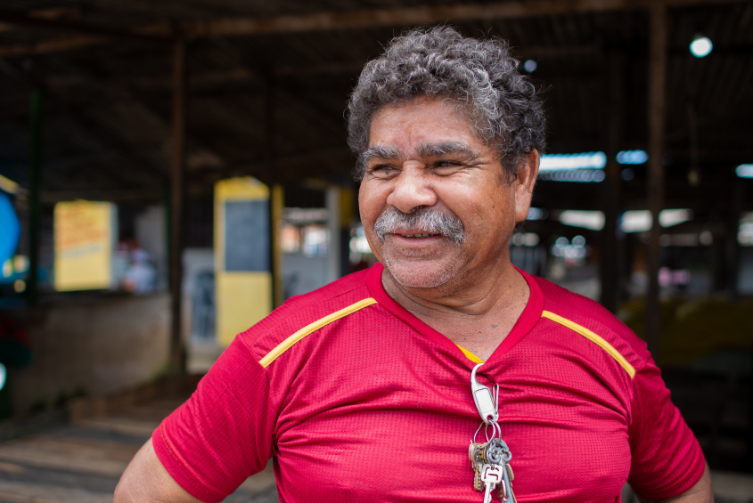 Mauro Antônio, 66 anos, conheceu a feirinha do Tabuleiro desde a primeira banca instalada no local. Foto: Juliete Santos/Secom Maceió