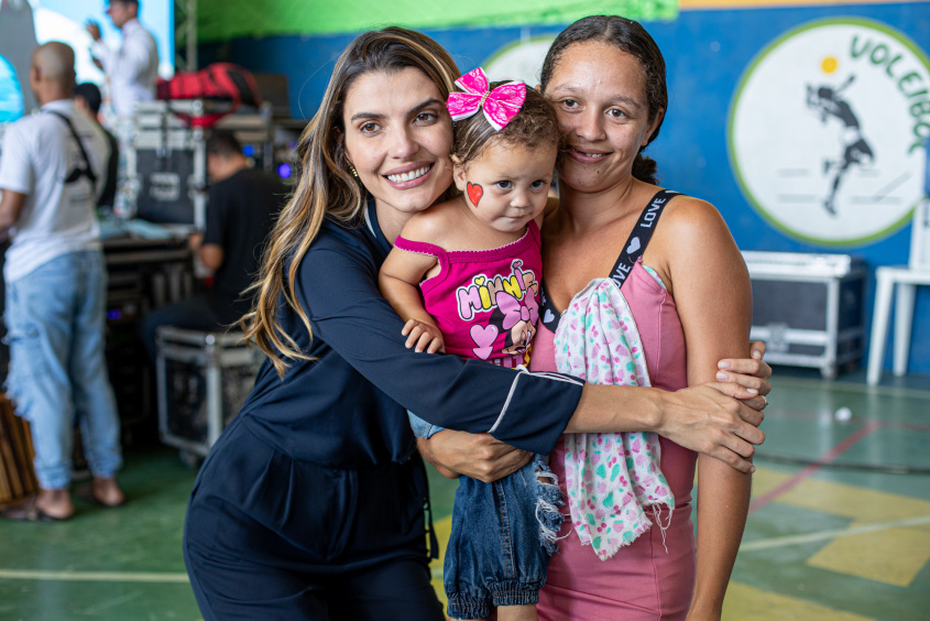 Primeira-dama, Marina Candia, lançou Programa Leite e Massa e conheceu famílias assistidas pelo Primeira Infância Cidadã. Célio Júnior/Secom Maceió