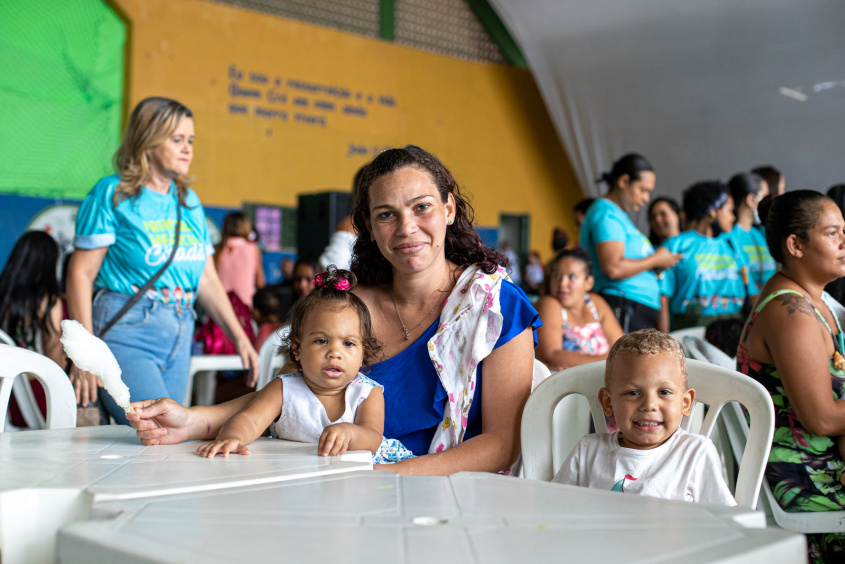 Patrícia da Silva com seus filhos celebraram os três anos do Primeira Infância Cidadã. Célio Júnior/Secom Maceió