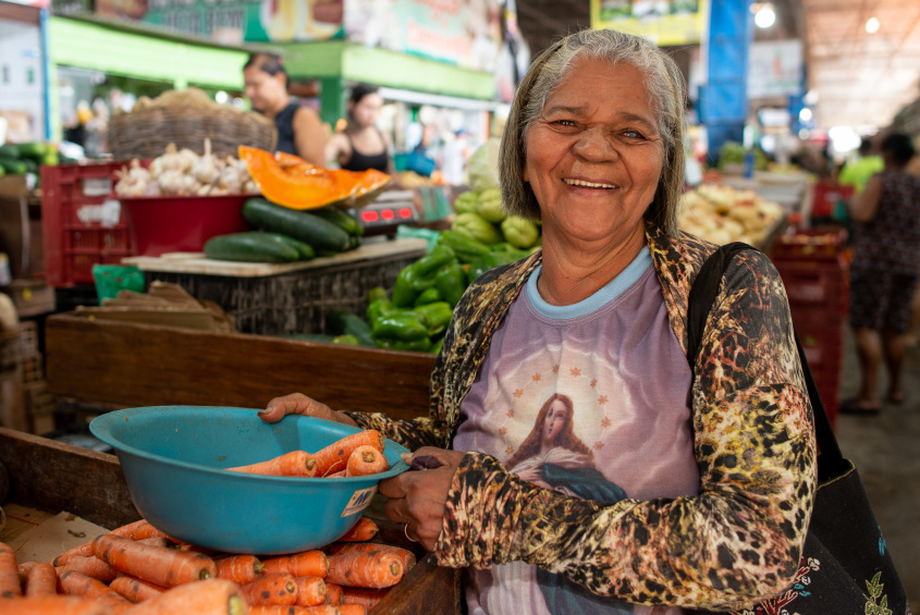 Maria José, de 71 anos, e frequenta o Mercado da Produção toda semana, vivencia uma transformação no local. Foto: Juliete Santos / Secom Maceió