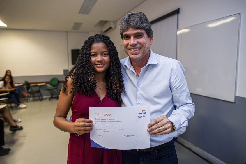 Secretário-adjunto Jonatas Omena entrega certificado à formanda. Foto: Alisson Frazão/Secom Maceió