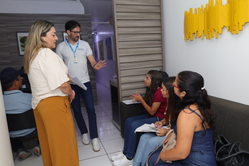 Adolescentes receberam orientações iniciais nos setor de Gestão de Pessoas do Cesmac. Foto: Moacir Barbosa/Ascom Cesmac