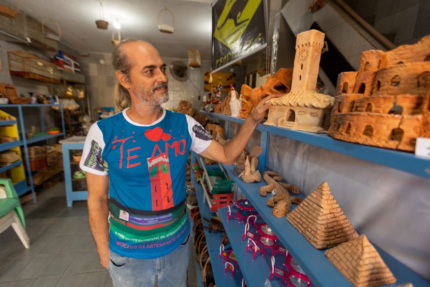 Artesão Mano Oliveira tem uma loja no mercado que há mais de 50 anos está na família (Foto: Itawi Albuquerque)