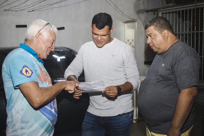 Superintendente João Folha conversa com moradores para levantar necessidades da comunidade. Foto: Matheus Alves/Ascom Sima
