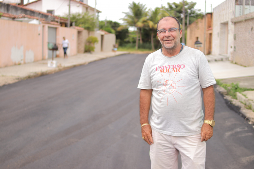 Moradores da Serraria comemoram asfalto novo. Foto: Júnior Bertoldo / Secom Maceió