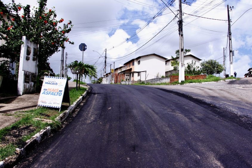 Asfalto aplicado na Rua São Luís, no Rio Novo. Foto: Wilma Andrade/Ascom Seminfra