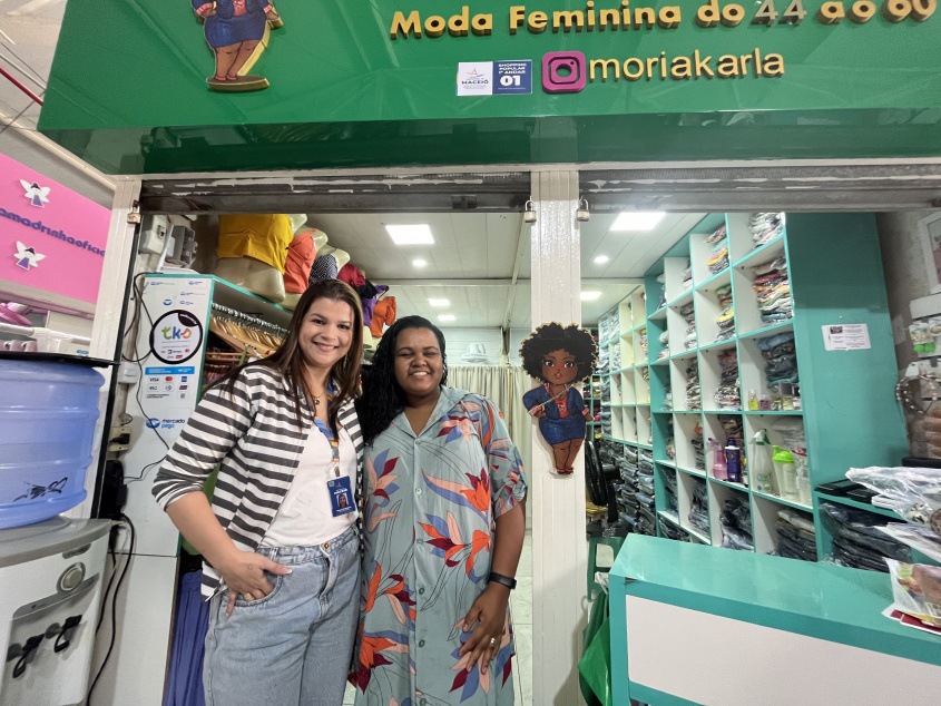 Secretária adjunta da Semtabes Ríssa Rodrigues e permissionária Karla Marques comemoram novos reparos no Shopping Popular (Foto: Tatiane Gomes/Ascom Semtabes)