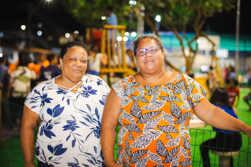 Maria Betânia e Cicera Gomes são irmãs e moradoras da comunidade. Elas aprovaram a nova praça. Foto: Jonathan Lins/ Secom Maceió