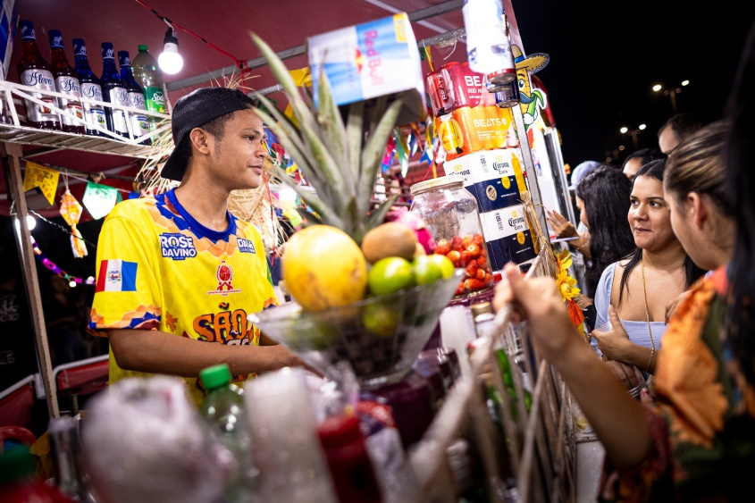 Com atenção e agilidade, Ernisson Rocha celebra mais uma edição de trabalho no São João Massayó. Foto: Alisson Frazão/Secom Maceió
