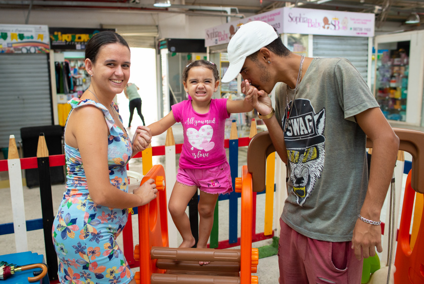 Família da pequena Safira aproveitou o Parquinho Kids do Shopping Popular (Foto: Juliete Santos/Secom Maceió)
