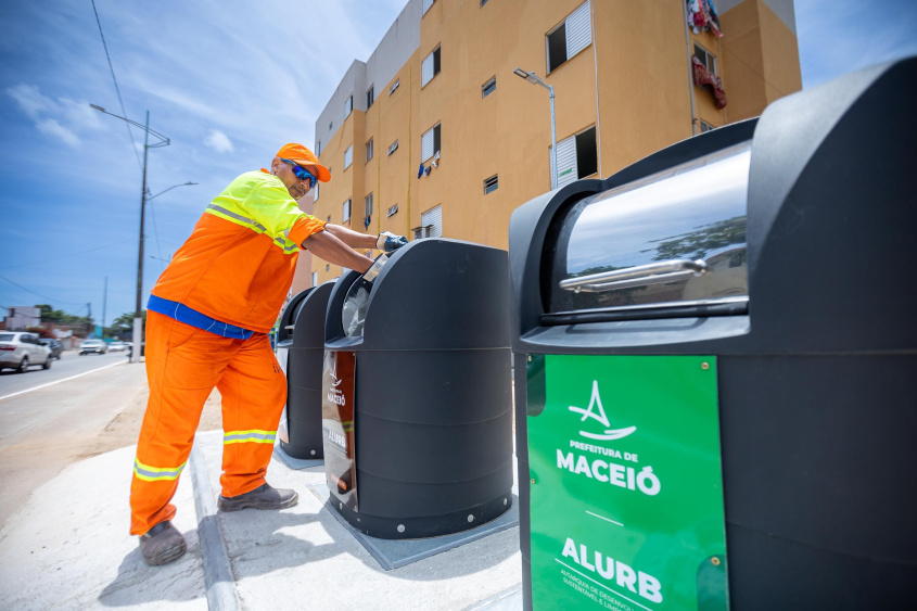 As novas lixeiras são de fácil operação e manuseio para os profissionais que trabalham com os resíduos. Foto: Itawi Albuquerque/ Secom Maceió As novas lixeiras são de fácil operação e manuseio para os profissionais que trabalham com os resíduos. Foto: Itawi Albuquerque/ Secom Maceió