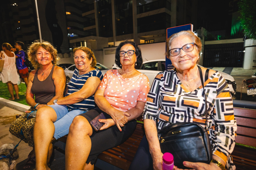 Ângela Maria com as amigas na praça Emílio Maya. Foto: Jonathan Lins/ Secom Maceió