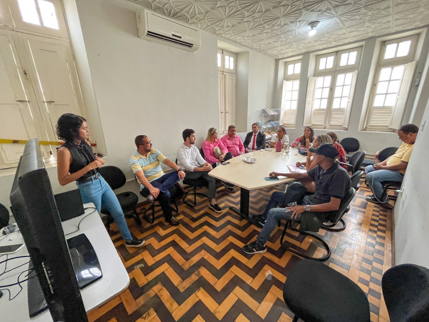 Reunião com feirantes ocorreu nesta terça-feira (29), na sede da Semtabes. Foto: Tatiane Gomes/Ascom Semtabes