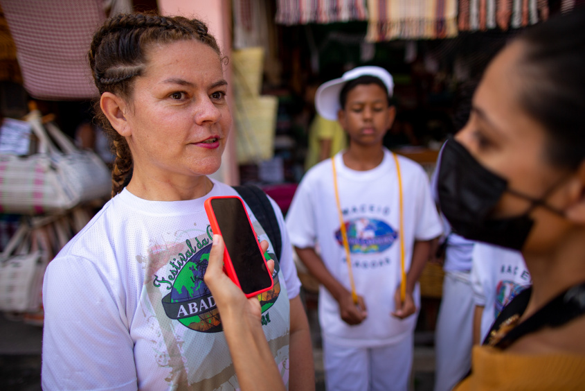 Cheetara explica que aulas são gratuitas e abertas para a comunidade (Foto: Alisson Frazão/Secom Maceió)