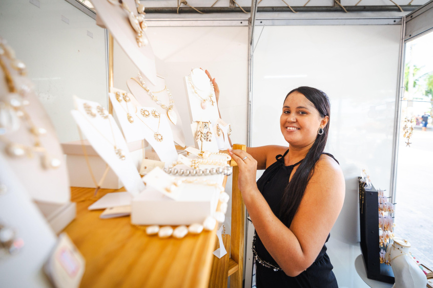 Artesã de joias, Dayana declarou-se grata pela oportunidade de expor seus produtos e talento. Foto: Jonathan Lins/Secom Maceió
