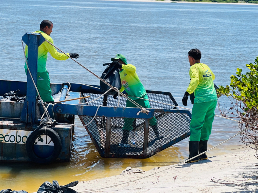 Ecoboat auxilia no recolhimento de resíduos na lagoa e em praias. Foto: Ascom Alurb