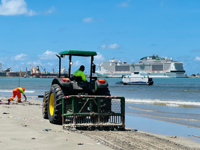 Limpeza da faixa de areia evita que lixo chegue ao mar. Foto: Ascom Alurb