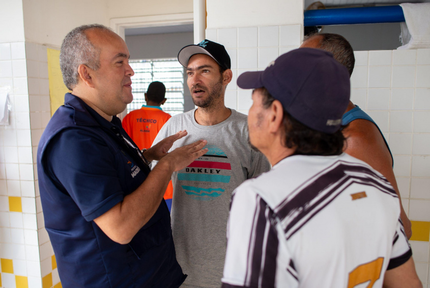 Secretário Claydson Moura esteve nos abrigos provisórios. Foto:Juliete Santos/Secom Maceió