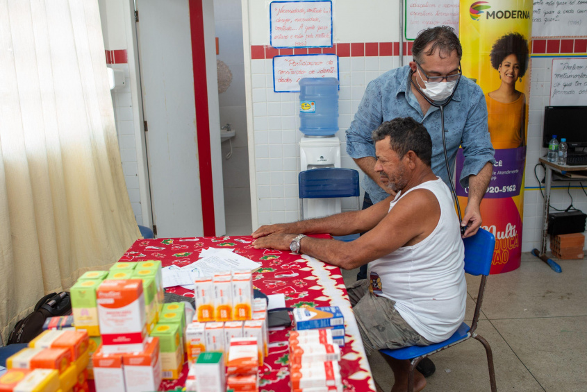 Atendimento médico da SMS  em um dos abrigos. Foto: Juliete Santos/Secom Maceió