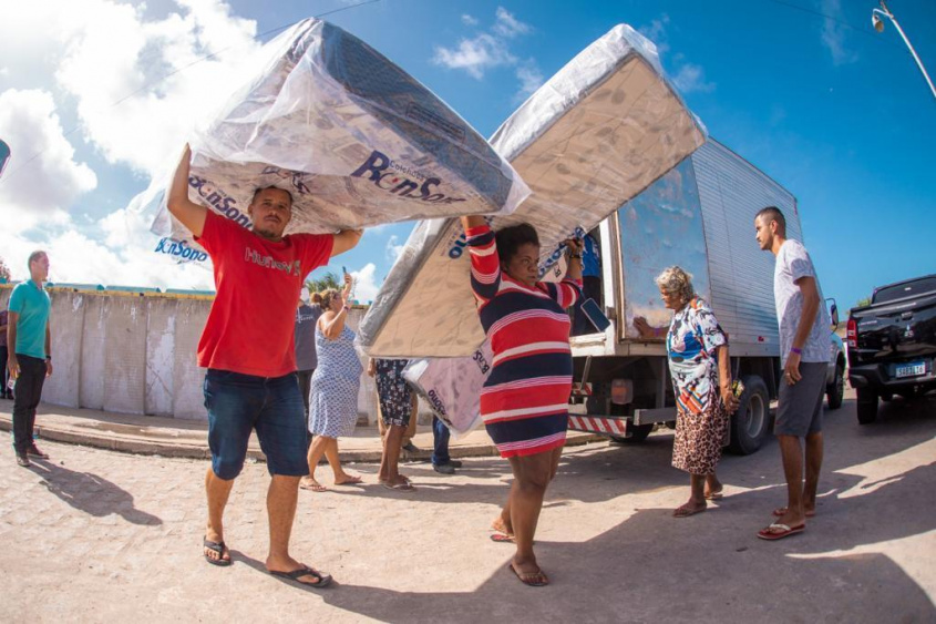 Famílias recebendo colchões. Foto: Itawi Albuquerque/ Secom Maceió
