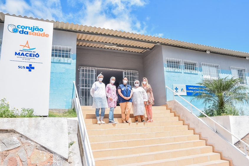 Equipe de vacinadoras com a gerente da Unidade Conceição Paranhos, Marcela Costa, e a secretária adjunta Roberta Borges. Foto: Bruno Wesley